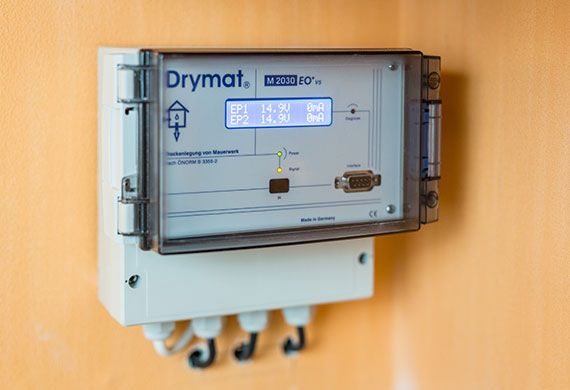 Installation des Drymat-Systems im Mauerwerk